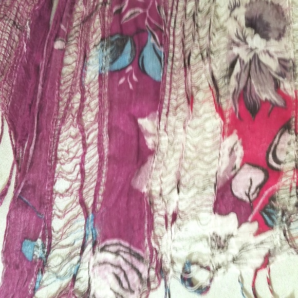 Scarf fringed purple and pink w/ floral design - Picture 4 of 7